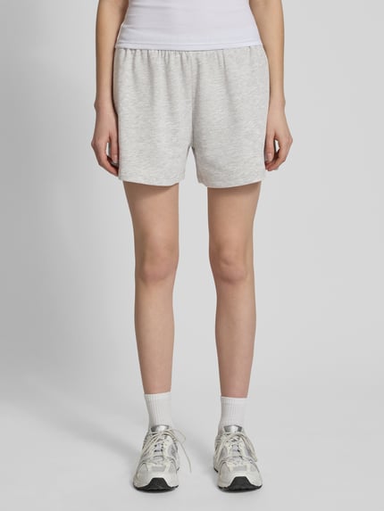 Frauenmodel trägt Kurze Sweatshort mit Stickerei von REVIEW, helle Farbe, Baumwoll-Mix mit Viskose-Anteil, Regular-Fit, elastischer Bund, Ganzkörperansicht von vorne.