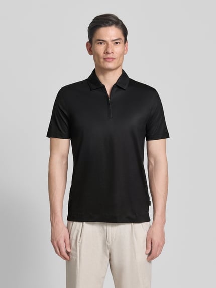 Männermodel trägt Regular Fit Poloshirt aus Lyocell-Baumwoll-Mix Modell 'H-PARAS 50' von BOSS, Optik: Unifarben, Polokragen, kurzer Reißverschluss, Kurzarm, Ganzkörperansicht von vorne.