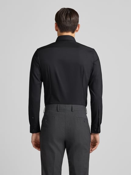 Männermodel draagt Super Slim Fit Business-Hemd mit Kentkragen van Jake*s, zwart, lange mouwen, sportmanchetten, Rückenansicht, Ganzkörperansicht Rückansicht.