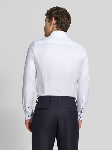 Männermodel trägt weißes Body Fit Businesshemd aus Baumwoll-Mix von OLYMP Level 5 zu dunkler Hose, Ganzkörperansicht Rückansicht.