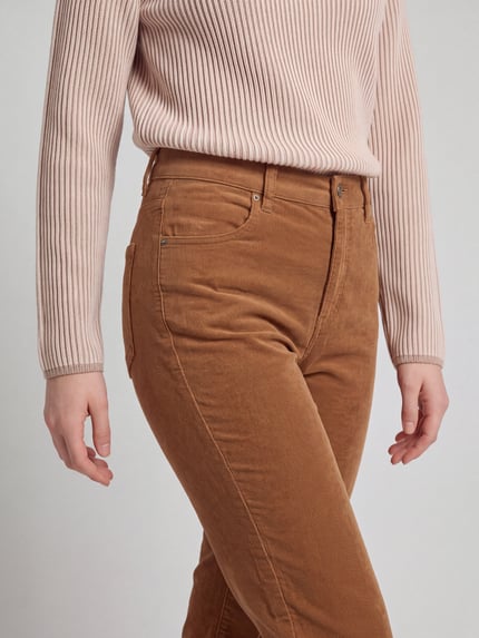 Frauenmodel trägt Regular Fit Cordhose mit Label-Patch Modell 'Bobbie' von MAC in Struktur-Optik, unifarben, Nahaufnahme Oberkörper.