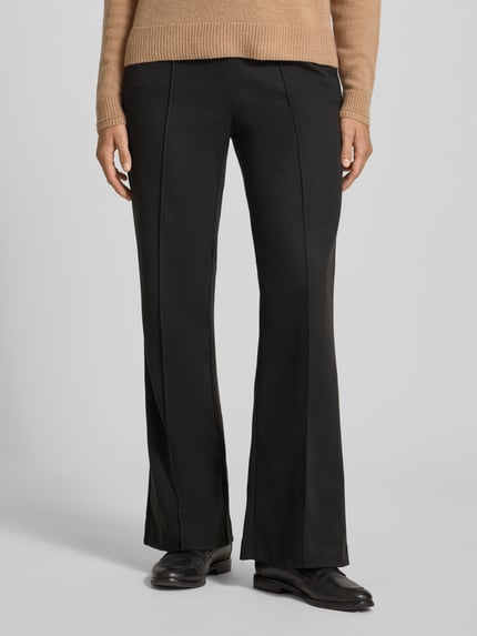 Vrouwenmodel draagt Flared Stoffhose met fixierten Bügelfalten van Christian Berg Woman, zwart, viscosemix, flared cut, vooraanzicht halftotaal.