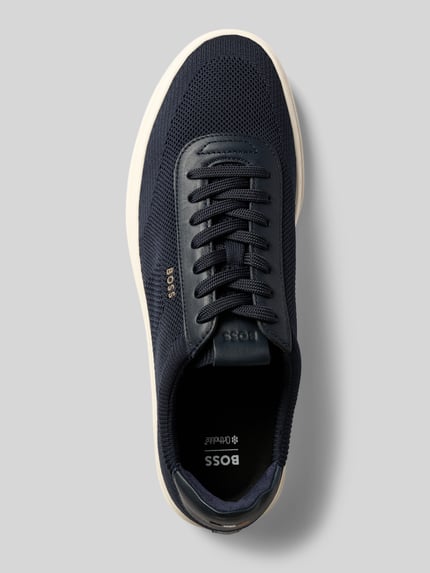 Produktfoto, Low Top Sneaker mit Echtleder-Besatz Modell 'KIERAN' von BOSS, Optik: Unifarben, Schuhspitze: Rund, Absatzform: Flach, Label-Schriftzug, Verschluss: Schnürung, strukturierte Sohle, dunkelblau mit glatter und strukturierter Textur