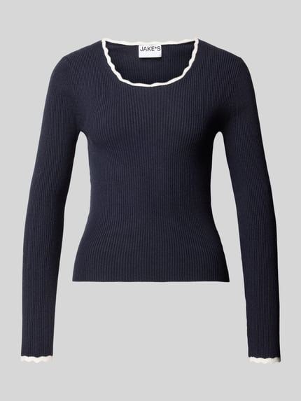Produktfoto, Slim Fit Pullover mit Woll-Anteil von Jake*s Casual in Dunkelblau mit weißem Rippstrick und Kontrastsaum vor grauem Hintergrund