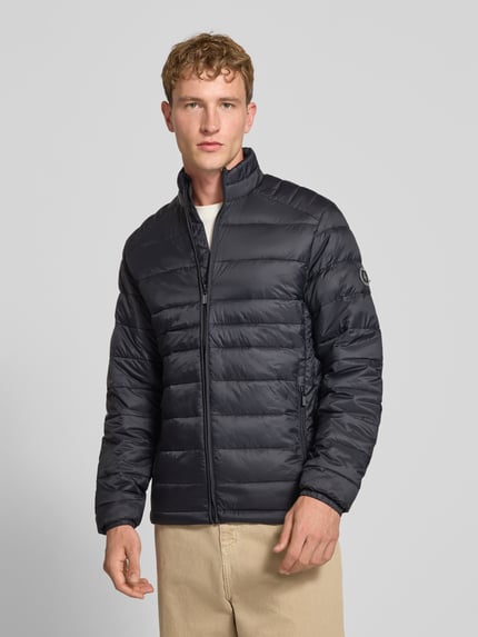 Männermodel trägt Regular Fit Jacke in Stepp-Optik Modell 'Kingsley' von JACK & JONES, dunkle Farbe, glatte Textur, Ganzkörperansicht von vorne. Rückenlänge 72 cm, Schulterbreite 48 cm, Brustweite 51 cm, Ärmellänge 68 cm, Stehkragen, Reißverschluss, Eingrifftaschen.