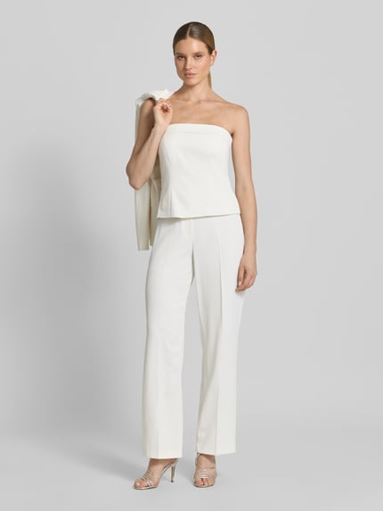 Modelka kobieca nosi Bandeau-Top mit Umschlag von Jake*s Cocktail, biały, materiał z dodatkiem stretchu, dopasowany krój, całkowity widok z przodu