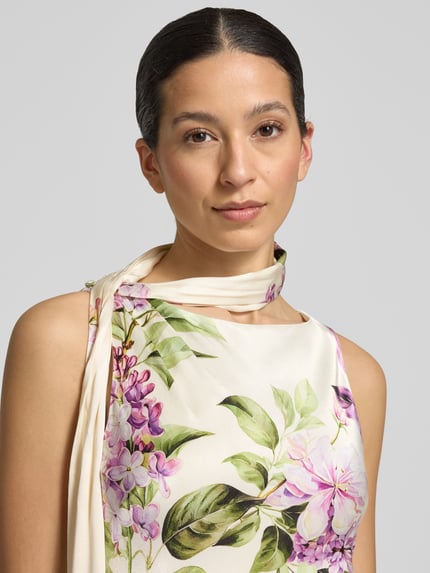 Frauenmodel trägt Maxikleid aus Satin mit Schal Modell 'Ariane' von Forever New, Allover-Look in Creme mit floralen Mustern, Nahaufnahme Oberkörper. Rückenlänge bei Größe 36: 150 cm, Brustweite bei Größe 36: 30 cm, Figurbetonter Schnitt.