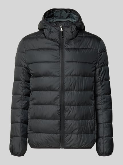 Produktfoto, schwarze Steppjacke mit Kapuze und Reißverschluss von MCNEAL, glatte Oberfläche, Regular Fit, sichtbare Seitentaschen.