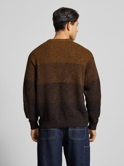 Männermodel trägt Relaxed Fit Strickpullover aus reiner Baumwolle Modell 'BIRK' von Only & Sons, Ombré-Melange, Rundhals, Ganzkörperansicht Rückansicht