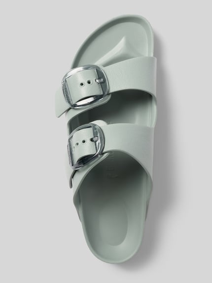 Productfoto, sandaaltjes met afgeronde punt en twee riempjes met doornsluiting, model 'ARIZONA BIG BUCKLE EVA' van Birkenstock, geprofileerde eva-zool, hakhoogte maat 40: 3 cm, lichtgroene kleur, glad oppervlak