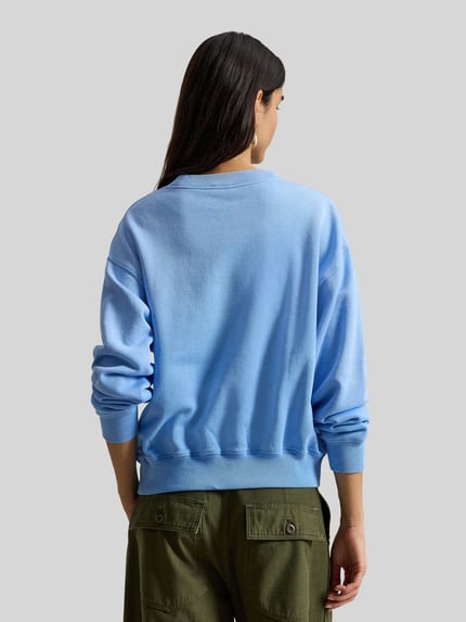 Frauenmodel trägt Comfort Fit Sweatshirt aus Baumwoll-Mix von Polo Ralph Lauren in Unifarbe Blau, Sweatstoff, Ganzkörperansicht Rückansicht.