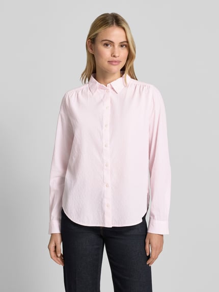 Frauenmodel trägt Regular Fit Hemdbluse aus reiner Baumwolle von Tom Tailor in zartem Rosa, glatte Textur, Ganzkörperansicht von vorne, Damen Hemdbluse von Tom Tailor.