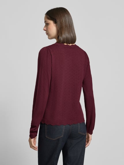 Vrouwenmodel draagt gebreide pullover van Viscosemix Model 'femi' van VILA, regular fit, ronde hals, ruglengte maat S 54 cm, mouwlengte S 63 cm, donkerrood, gestructureerd oppervlak, volledig lichaamsaanzicht achterkant