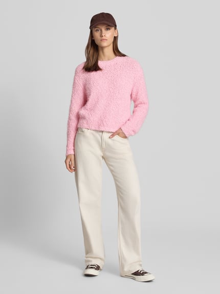 Frauenmodel trägt Strickpullover mit Rundhalsausschnitt Modell 'SASSY' von NOISY MAY®, rosa Effektgarn, Regular Fit, Ganzkörperansicht von vorne.