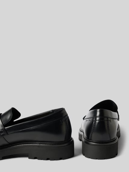 Produktfoto, Loafer aus echtem Kalbsleder Modell 'PHIL' von Marc O'Polo, schwarz glänzend, glatte Oberfläche, strukturierte Sohle
