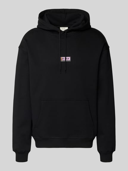 Produktfoto, zwarte hoodie met logoprint van model 'Chase' van Les Deux, puur katoen, loose fit, capuchon met tunnelkoord, kangoeroezak, elastische boorden