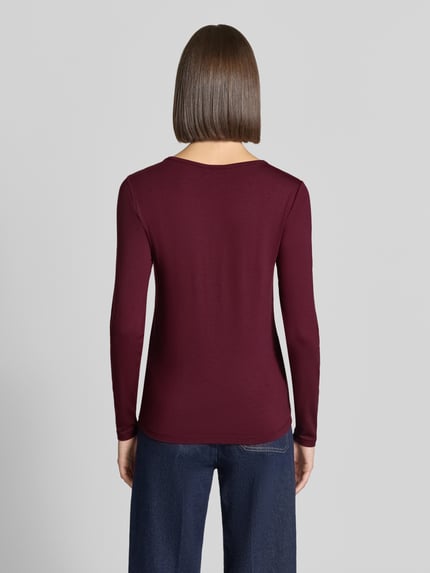 Vrouwenmodel draagt bordeauxrood shirt met lange mouwen van mix van viscose en elastaan Model 'Liana' van FREE/QUENT, slim fit, ronde hals, ruglengte maat S 59 cm, volledig van achteren