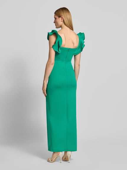 Vrouwenmodel draagt Slim Fit avondjurk met ruches van Lipsy in groen, elastische materiaalmix, loopsplit, mouwloos design, ruglengte maat 36: 131 cm, borstwijdte maat 36: 30 cm, geheelzicht achteraan.