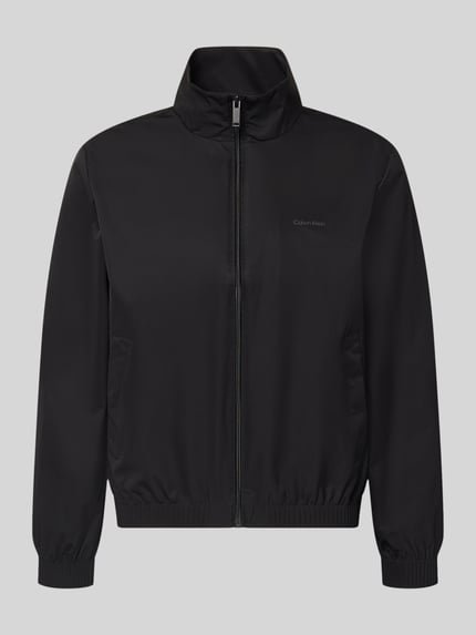 Produktfoto, schwarze Jacke mit Stehkragen und Logo von CK Calvin Klein, glatte Textur, sichtbarer Reißverschluss und Eingrifftaschen, Regular Fit, Rückenlänge 68 cm, Schulterbreite 47 cm, Brustweite 59 cm, Ärmellänge 65 cm
