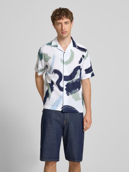 Männermodel trägt Regular Fit Freizeithemd aus Baumwoll-Leinen-Mix Modell 'CAIDEN' von Only & Sons, bunte Muster auf Weiß, Herren, Ganzkörperansicht von vorne