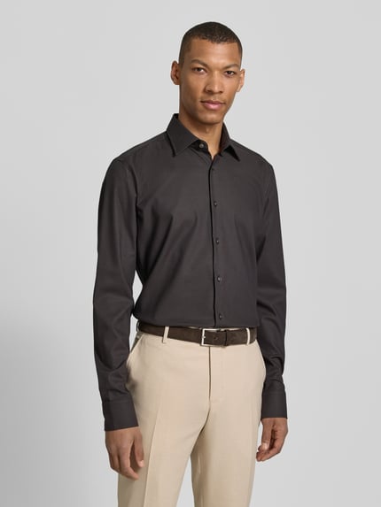 Männermodel trägt Regular Fit Freizeithemd mit extra langem Arm Modell 'H-JOE-K-C1-261' von BOSS in Schwarz, Nahaufnahme Oberkörper.