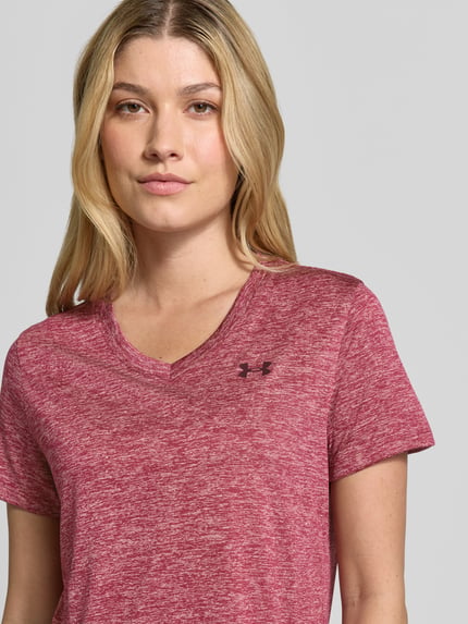 Frauenmodel trägt Regular Fit Sport-T-Shirt mit LOGO-Print Modell 'Tech SSV- Twist' von Under Armour in meliertem Rot, Nahaufnahme Oberkörper, Damen Sport-T-Shirt von Under Armour.
