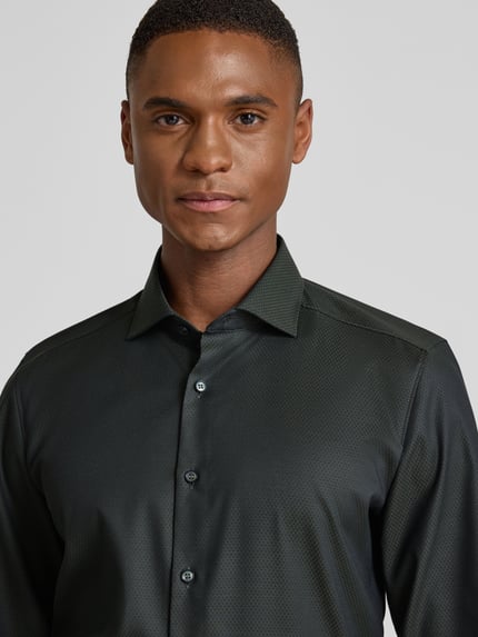 Männermodel trägt Slim Fit Businesshemd aus Baumwolle mit Kentkragen von OLYMP, Baumwoll-Elasthan-Mix, Nahaufnahme Oberkörper.