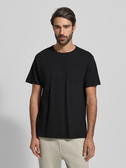 Männermodel trägt T-Shirt mit Rundhalsausschnitt im 2er-Pack von Götzburg Wäsche, Reine Baumwolle, Regular-Fit, Ganzkörperansicht von vorne.
