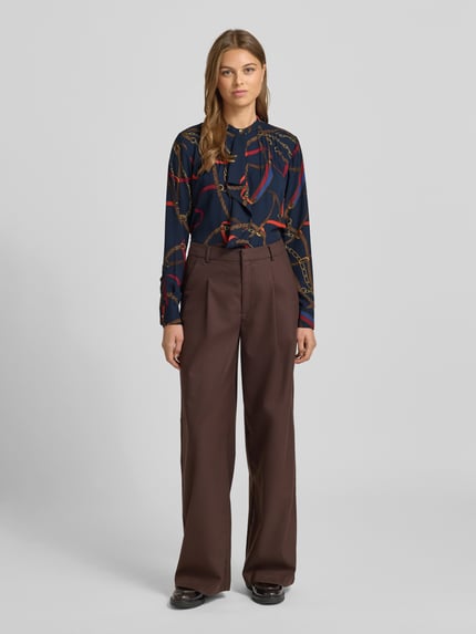 Kobieta modelka nosi bluzkę Regular Fit z falbanami model 'JASLIE' od Lauren Ralph Lauren, wzór na całej powierzchni, okrągły dekolt, zapięcie na guzik, długość tyłu 66 cm, długość rękawów 59 cm, całkowity widok z przodu.