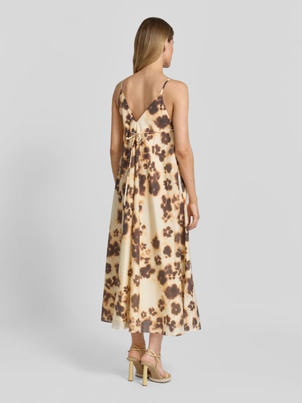 Vrouwenmodel draagt cocktailjurk uit lyocellmix met v-hals van Jake*s Cocktail, A-lijn, midi-jurk, all-over look, spaghettibandjes, ruglengte 104 cm, borstwijdte 46 cm, mix van crème en bruine tinten, vloeiend vallende stof, bloemenprint, geheelbeeld achteraan.