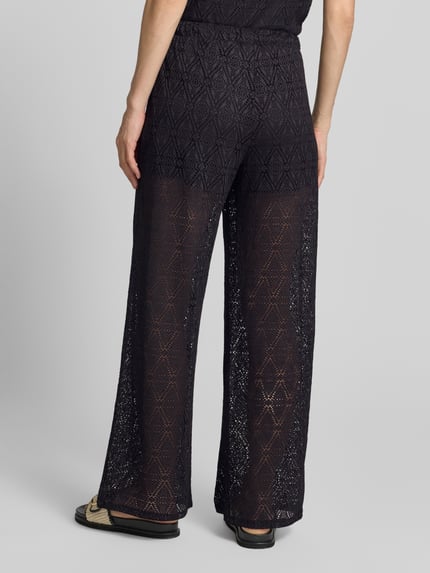 Frauenmodel trägt Regular Fit Weite Hose mit semitransparentem Besatz Modell 'MAYA' von Vero Moda in Strickoptik, Ganzkörperansicht Rückansicht.