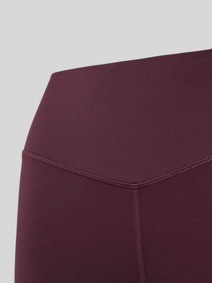 Produktfoto, elastische Slim Fit Leggins mit Logo-Print, Modell 'PURELUXE' von Fabletics in dunklem Bordeauxrot, Detailaufnahme