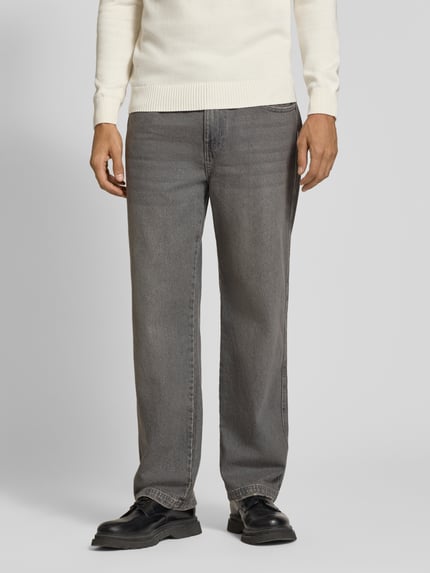 Männermodel trägt Straight Fit Jeans im Used-Look von RETERNITY in Grau mit Eingrifftaschen, reine Baumwolle, Ganzkörperansicht von vorne.