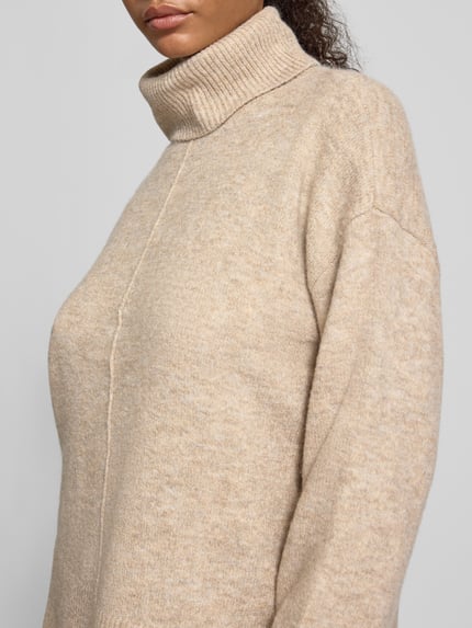 Frauenmodel trägt Rollkragenpullover mit gerippten Abschlüssen von PIECES in melierter Optik aus Feinstrick, Nahaufnahme Oberkörper.