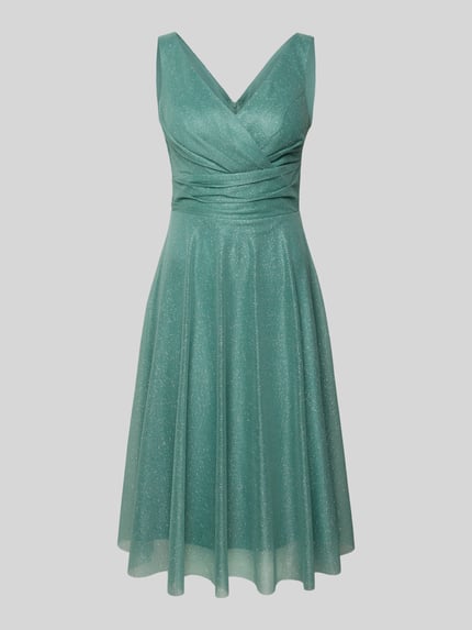 Productfoto, knielang cocktailjurk met V-hals van TROYDEN COLLECTION in glanzend groene chiffon, getailleerd model, brede bandjes, ritssluiting achter.