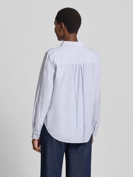 Frauenmodel trägt Regular Fit Hemdbluse aus reiner Baumwolle von Tom Tailor, hellblau, glatte Textur, ganzkörperansicht Rückansicht, Damen Hemdbluse von Tom Tailor