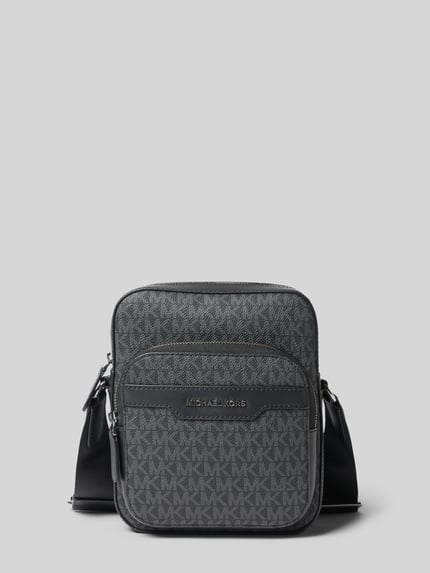 Produktfoto, torba na ramię z wzorem z logo, Model 'HUDSON' od Michael Kors, główna przegroda z zamkiem błyskawicznym, detal z logo, wzór na całej powierzchni, regulowany pasek, szerokość w rozmiarze 1: 19 cm, długość w rozmiarze 1: 25 cm, głębokość w rozmiarze 1: 9 cm, długość paska w rozmiarze 1: 104 cm