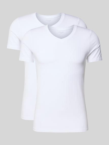 Produktfoto, T-Shirt mit V-Ausschnitt im 2er-Pack von Christian Berg Men in Weiß, Slim-Fit, Baumwoll-Mix mit Modal-Anteil, schlichte Oberfläche.