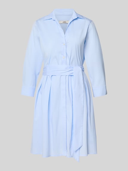 Produktfoto, Hemdblusenkleid mit Bindegürtel Modell 'JULE' von 0039 Italy in Hellblau, Baumwoll-Mix mit Stretch-Anteil, A-Linie, Knielänge, V-Ausschnitt, glatte Struktur