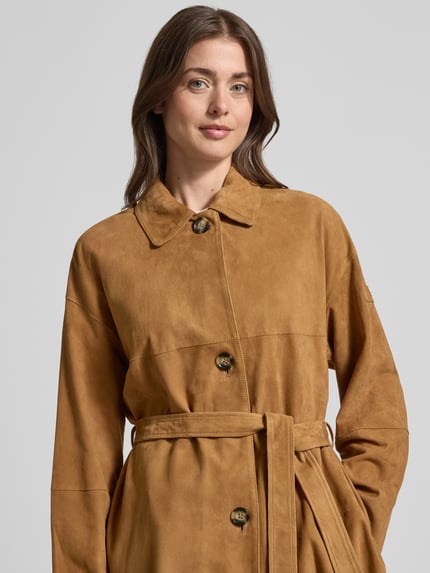 Vrouwenmodel draagt Peuterey Jacke in Suede-Optik Modell 'Machuca', getailleerde fit, bruine kleur, knoopsluiting, tailleband, close-up bovenlichaam.
