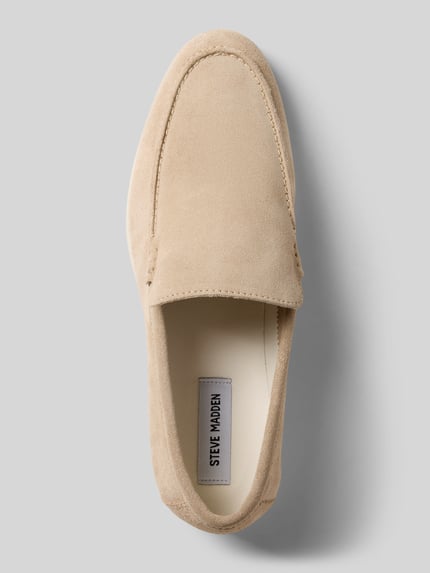 Produktfoto, Loafers aus Leder Modell 'Mayne' von Steve Madden in beige mit abgerundete Spitze und Schlupfform, glatte Textur, Echtleder, Absatzhöhe 2 cm, Schafthöhe 7 cm, Schaftweite 6 cm.