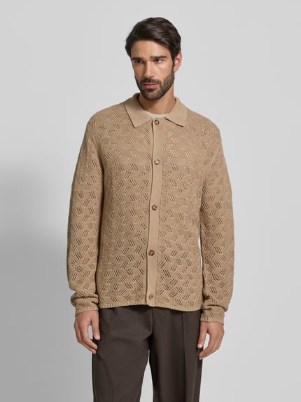 Männermodel draagt Cardigan met platte kraag en knoopsluiting Model 'Eloi' van Les Deux, puur katoen, regular fit, zandkleurige structuur. Ganzkörperansicht von voren.