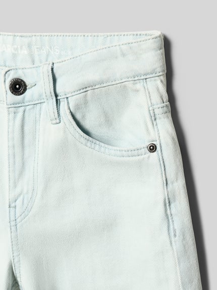 Productfoto, Straight fit jeans met logo-patch model 'Ilyano' van Garcia, effen lichtblauw, katoen, 5-pocket, knoop- en ritssluiting, context: kinderjeans met taillewijdte 82 cm en binnenbeenlengte 58 cm bij maat 140