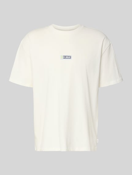 Produktfoto, t-shirt met logoprint model 'Chase' van Les Deux in puur katoen, recht model, ronde hals, labeldetail, ruglengte maat M 72 cm