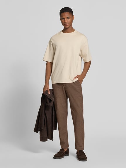 Männermodel trägt Regular Fit Stoffhose aus Baumwoll-Leinen-Mix von SELECTED HOMME in Melange-Optik, Ganzkörperansicht von vorne.