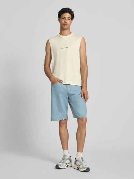 Männermodel trägt Jeansshorts im 5-Pocket-Design Modell 'ALEX' von Jack & Jones in Hellblau, Reine Baumwolle, Straight Fit, Ganzkörperansicht von vorne. Bundweite bei Größe M 44 cm, Innenbeinlänge 30 cm, Knopf- und Reißverschluss.