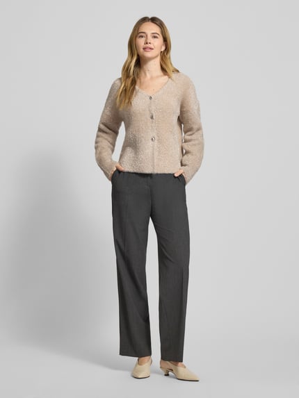 Vrouwenmodel draagt Strickjacke aus Effektgarn mit V-Ausschnitt Modell 'LISTRA' van YAS in beige, rechte pasvorm, voorkant volledige lichaamsweergave.
