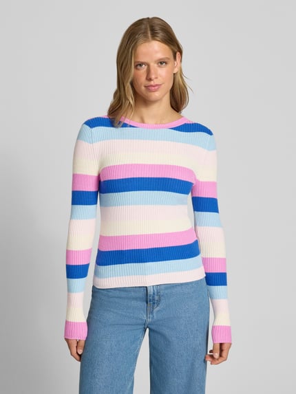 Vrouwenmodel draagt Regular Fit Pullover uit viscosemix model 'IBI' van ONLY in kleurrijke strepen, Dames pullover, nabijopname bovenlichaam.