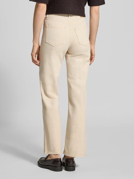 Kobiece model nosi kremowe Wide Leg Loose Fit Jeans aus Baumwoll-Mix Model 'Tessa' od Vero Moda, efekt: jednolity kolor, mieszanka bawełny, 5 kieszeni, naszywka z logo, wysoki stan, szlufki na pasek, zapięcie na guzik i ukryty zamek, denim, widok całej sylwetki od tyłu.