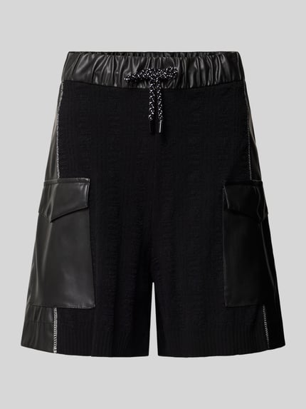 Produktfoto, czarne szorty jeansowe Wide Leg High Waist Bermuda aus Viskose-Mix model 'WILLMAR' od Marc Cain, damskie szorty jeansowe, gładka faktura, duże kieszenie, mieszanka wiskozy